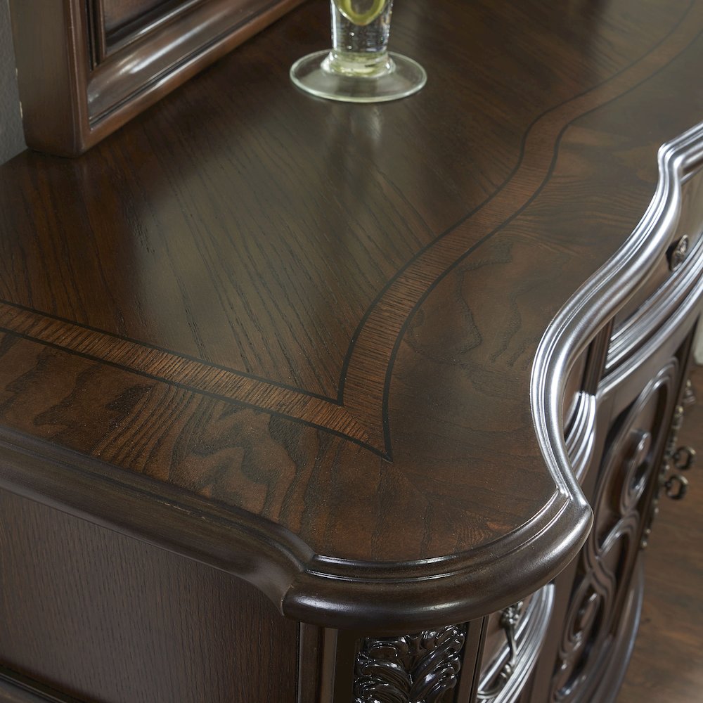Royale Dresser and Mirror. Picture 8