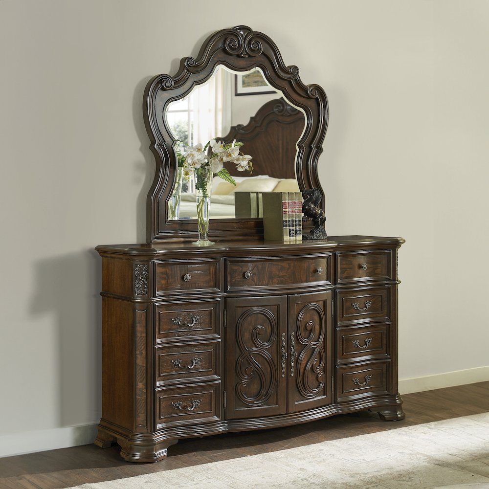 Royale Dresser and Mirror. Picture 7