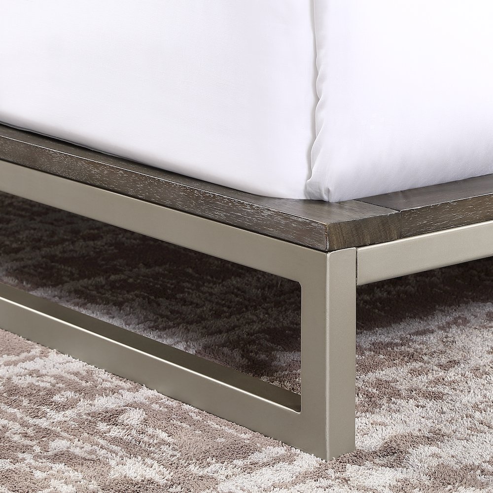 Broomfield Queen Bed. Picture 3