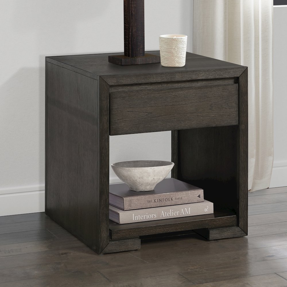 Evan End Table. Picture 4