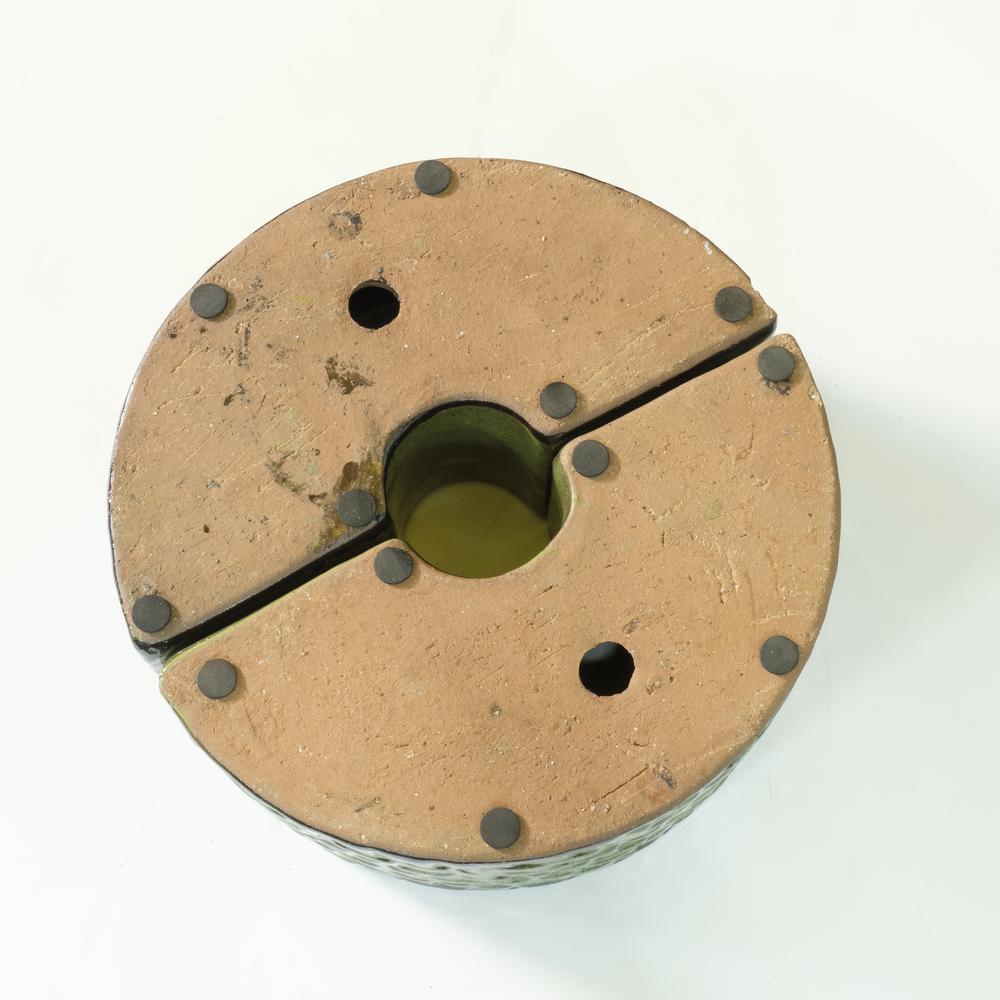 Cobblestone Umbrella Planter - Island Green. Picture 3