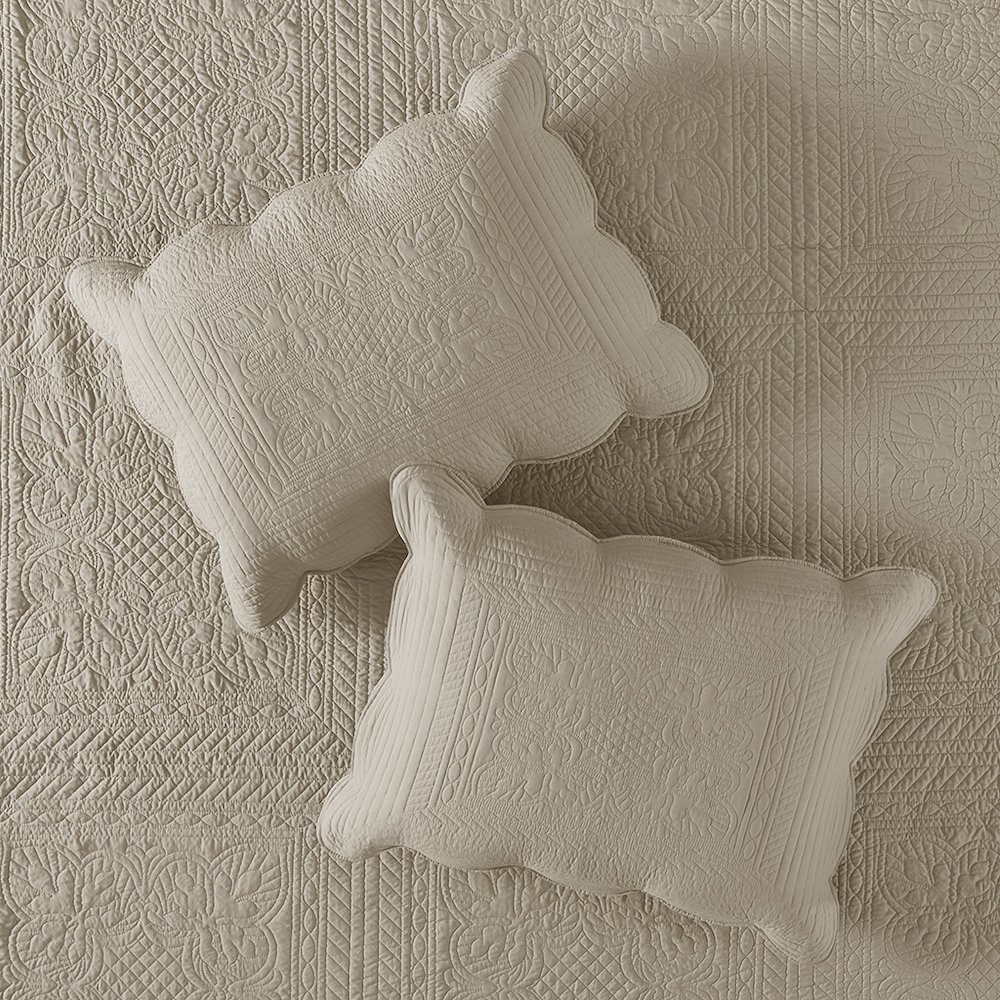 3 Piece Reversible Scalloped Edge Quilt Set. Picture 5