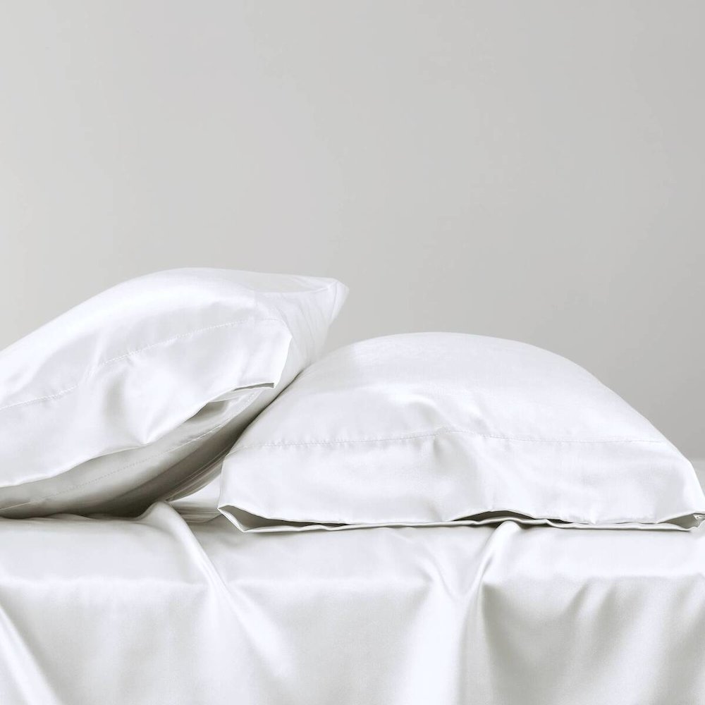 Satin Luxury 2 PC Pillowcases, White color. Picture 3
