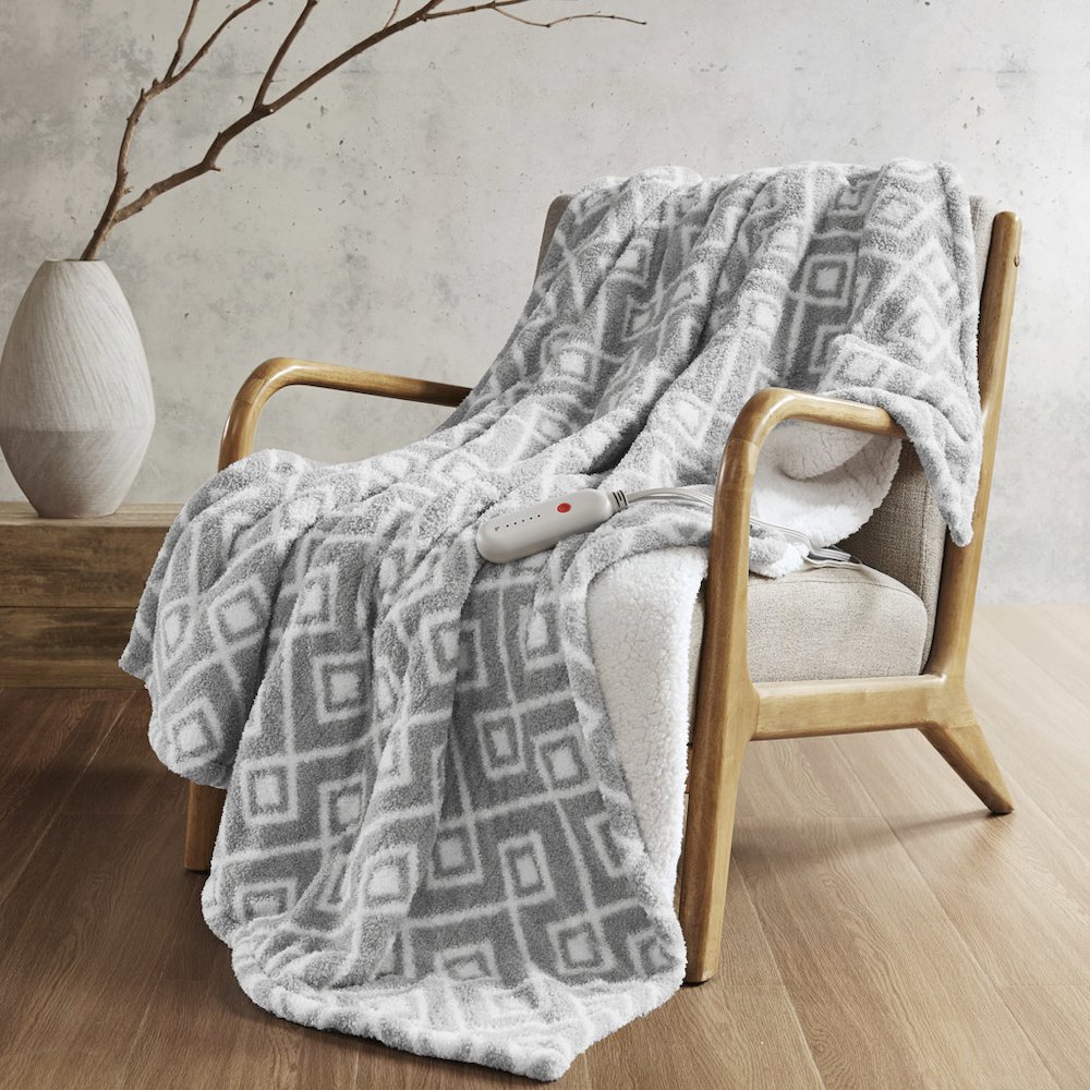 Amira Dream Soft Heated Throw in Grey Geo. Picture 2