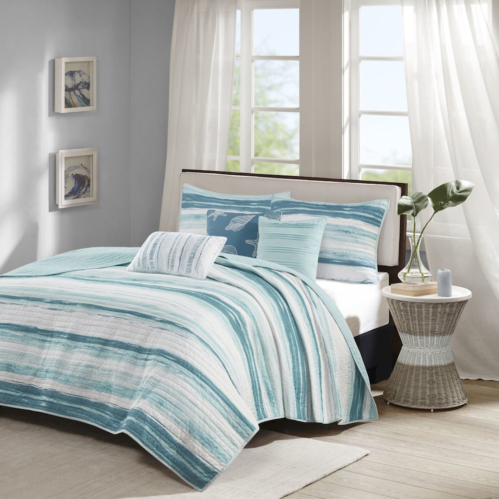 6 Piece Printed Quilt Set with Throw Pillows. Picture 4