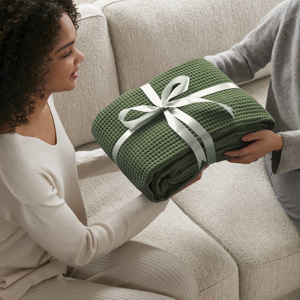 Waffle Weave Cotton Blanket, Olive Green color. Picture 4