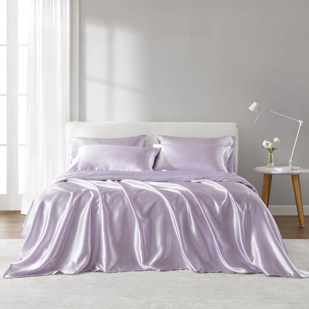Satin Luxury Sheet Set in Lilac. Picture 1