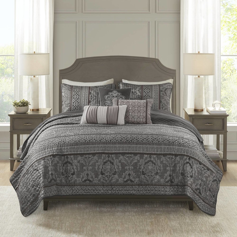 6 Piece Jacquard Quilt Set with Throw Pillows. Picture 1