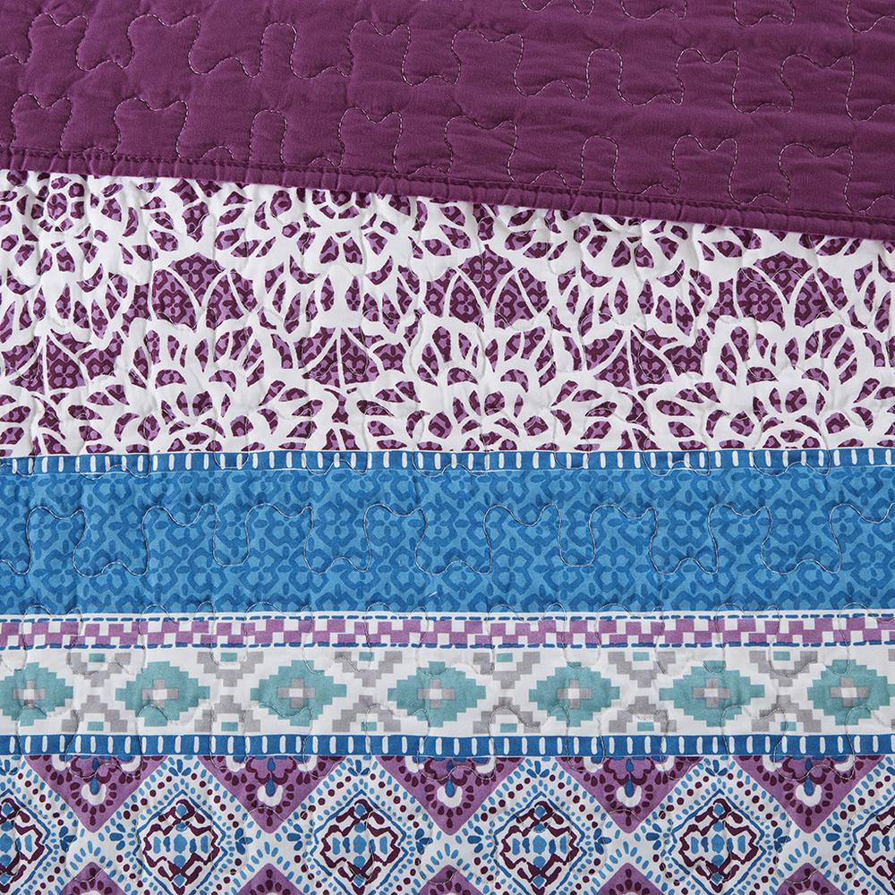 Reversible Quilt Set with Throw Pillows. Picture 2