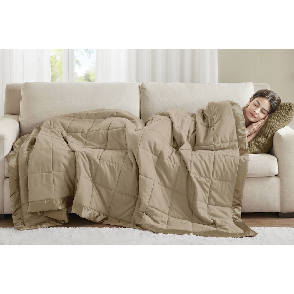 Windom Lightweight Down Alternative Blanket with Satin Trim. Picture 2