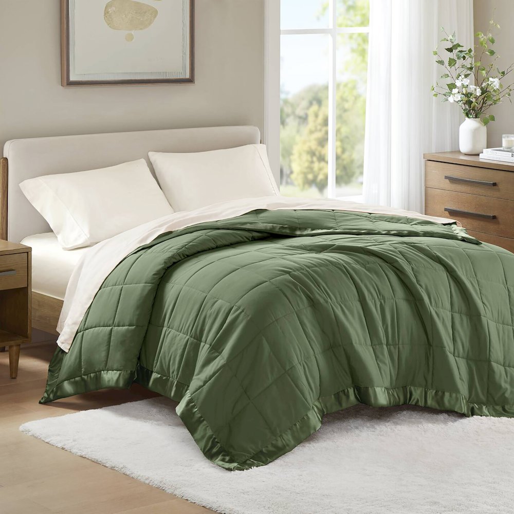 Windom Lightweight Down Alternative Blanket with Satin Trim. Picture 1