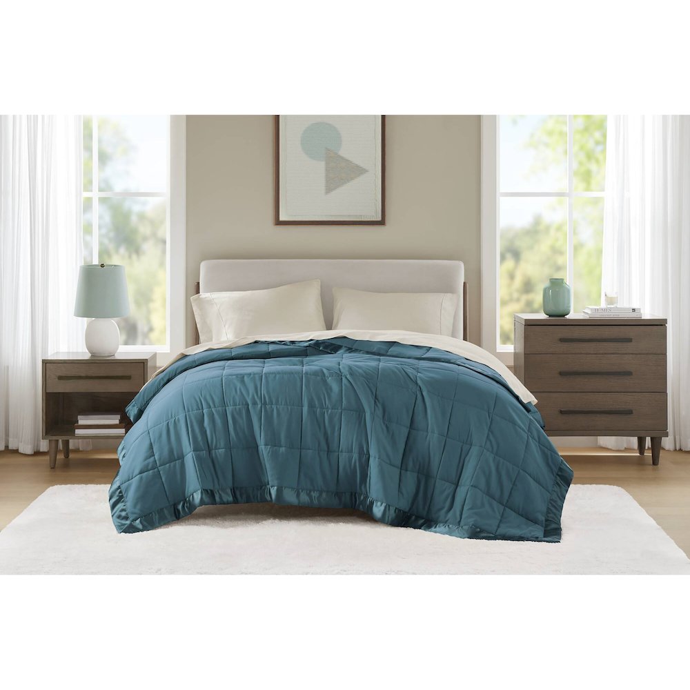 Windom Lightweight Down Alternative Blanket with Satin Trim. Picture 2