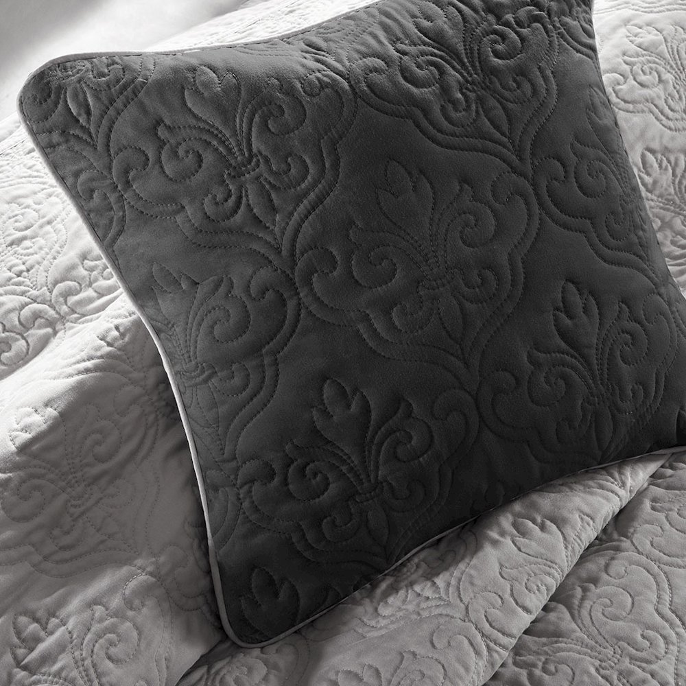 7 Piece Quilt Set with Euro Shams and Throw Pillows. Picture 5