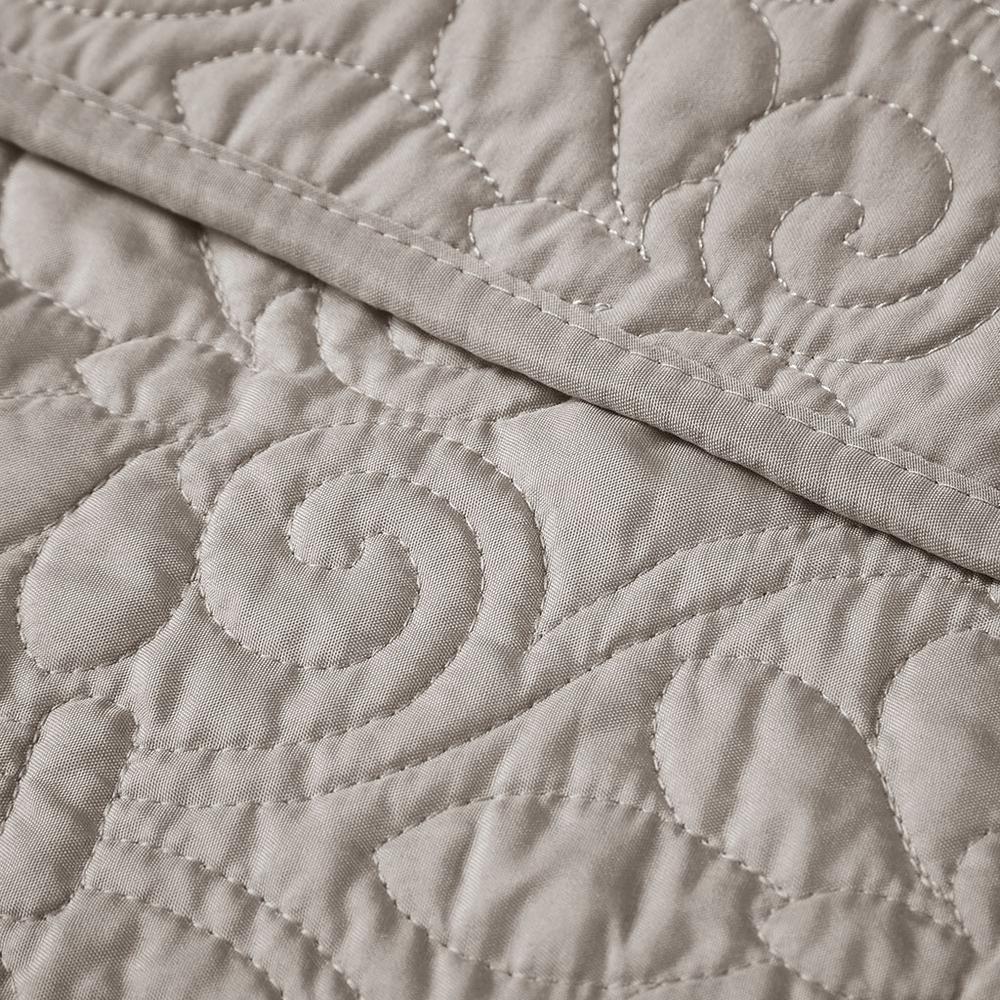 Quebec Oversized Quilted Throw, Khaki color. Picture 4