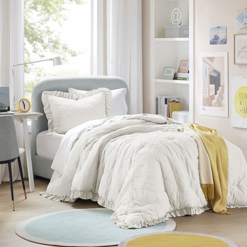 Diamond Quilted Ruffle Edge Comforter Set. Picture 2