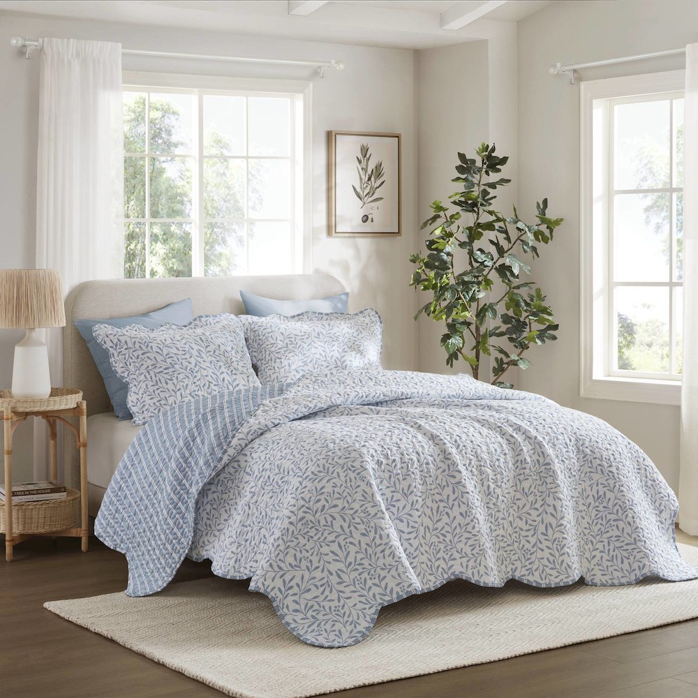 Darcy 3 Piece Print Quilt Set. Picture 1
