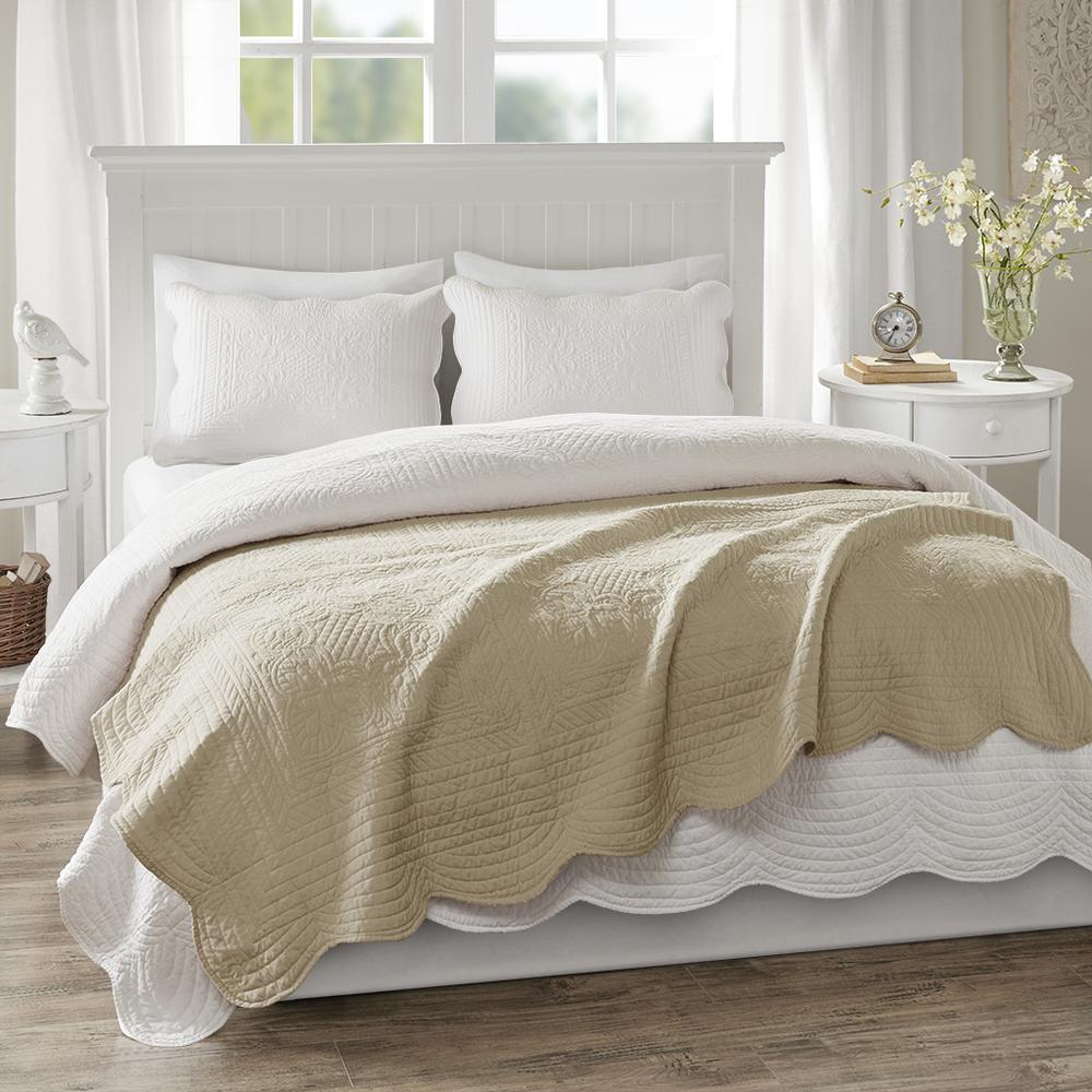 Oversized Quilted Throw with Scalloped Edges. Picture 3