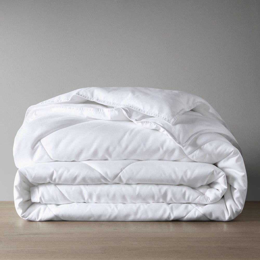 Cooling Touch Oversized Down Alternative Comforter in White Color. Picture 3
