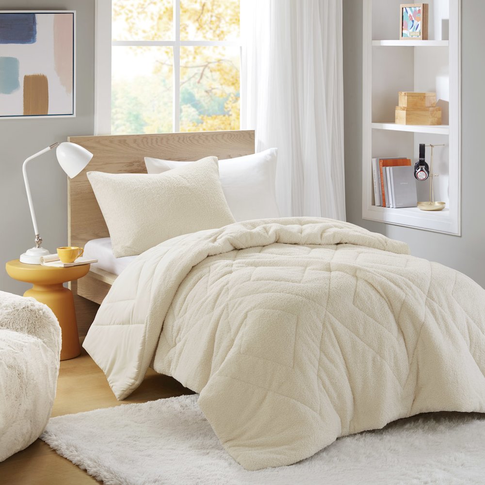 Double Diamond Quilted Teddy Comforter Set. Picture 2