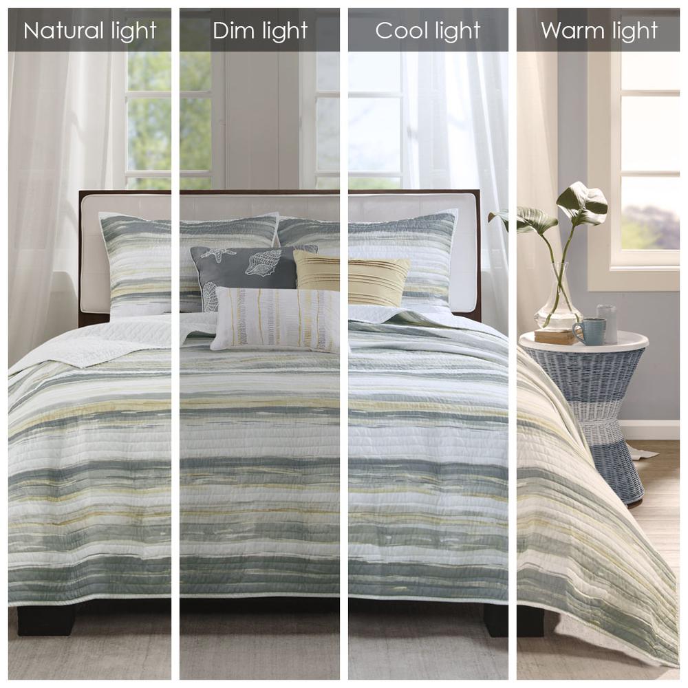 6 Piece Printed Quilt Set with Throw Pillows. Picture 3