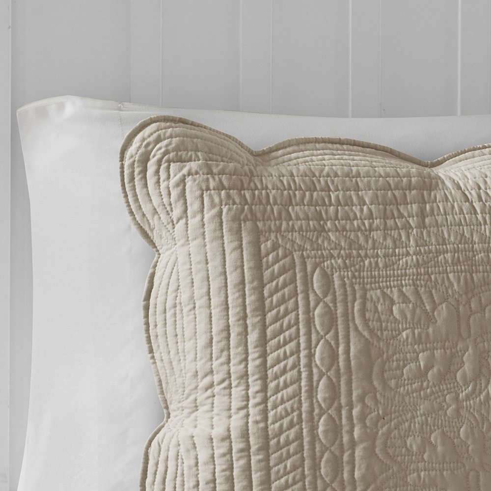 3 Piece Reversible Scalloped Edge Quilt Set. Picture 4