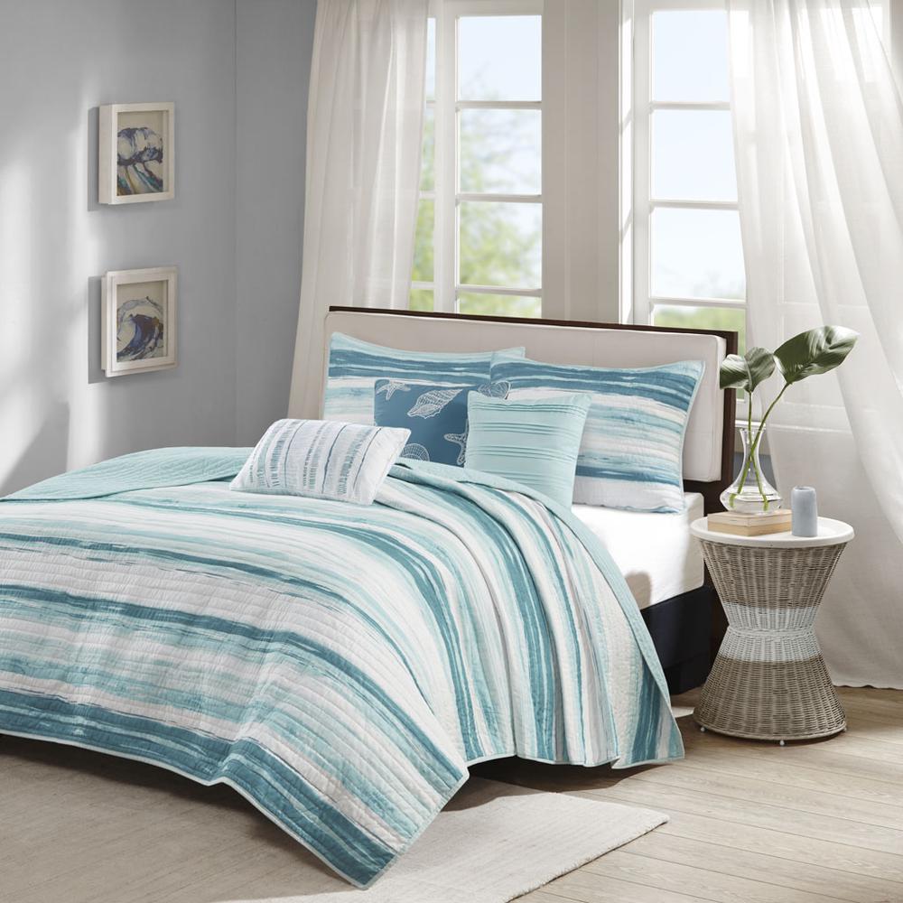 6 Piece Printed Quilt Set with Throw Pillows. Picture 4