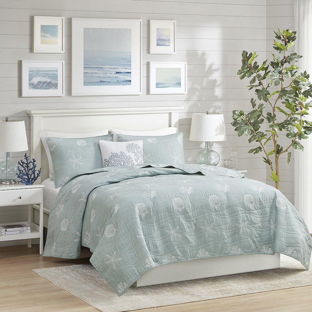 4 Piece Cotton Reversible Embroidered Quilt Set with Throw Pillow. Picture 4