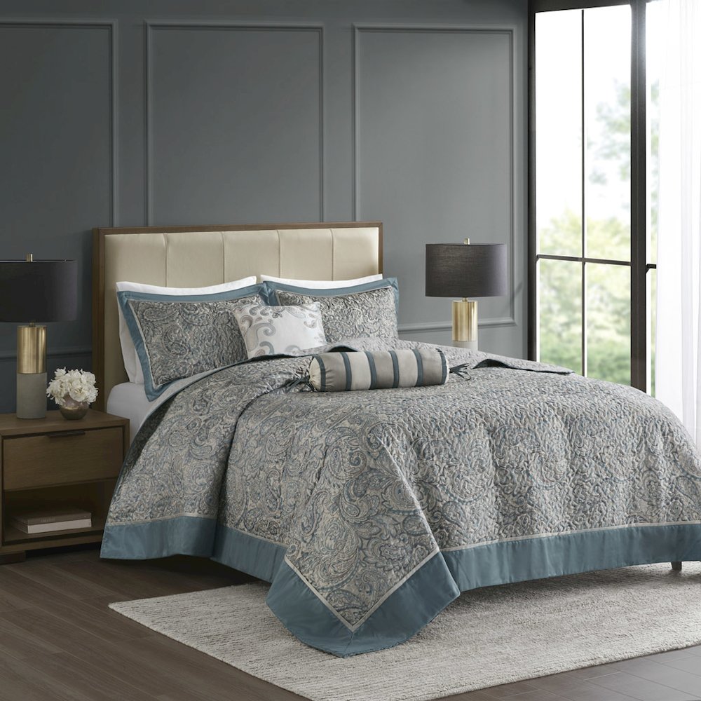 5 Piece Jacquard Bedspread Set with Throw Pillows. Picture 4