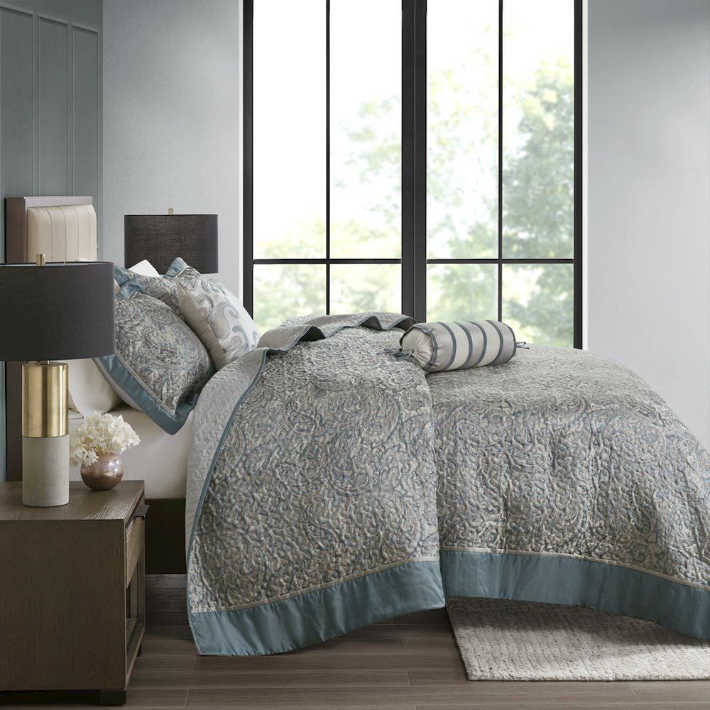 5 Piece Jacquard Bedspread Set with Throw Pillows. Picture 3