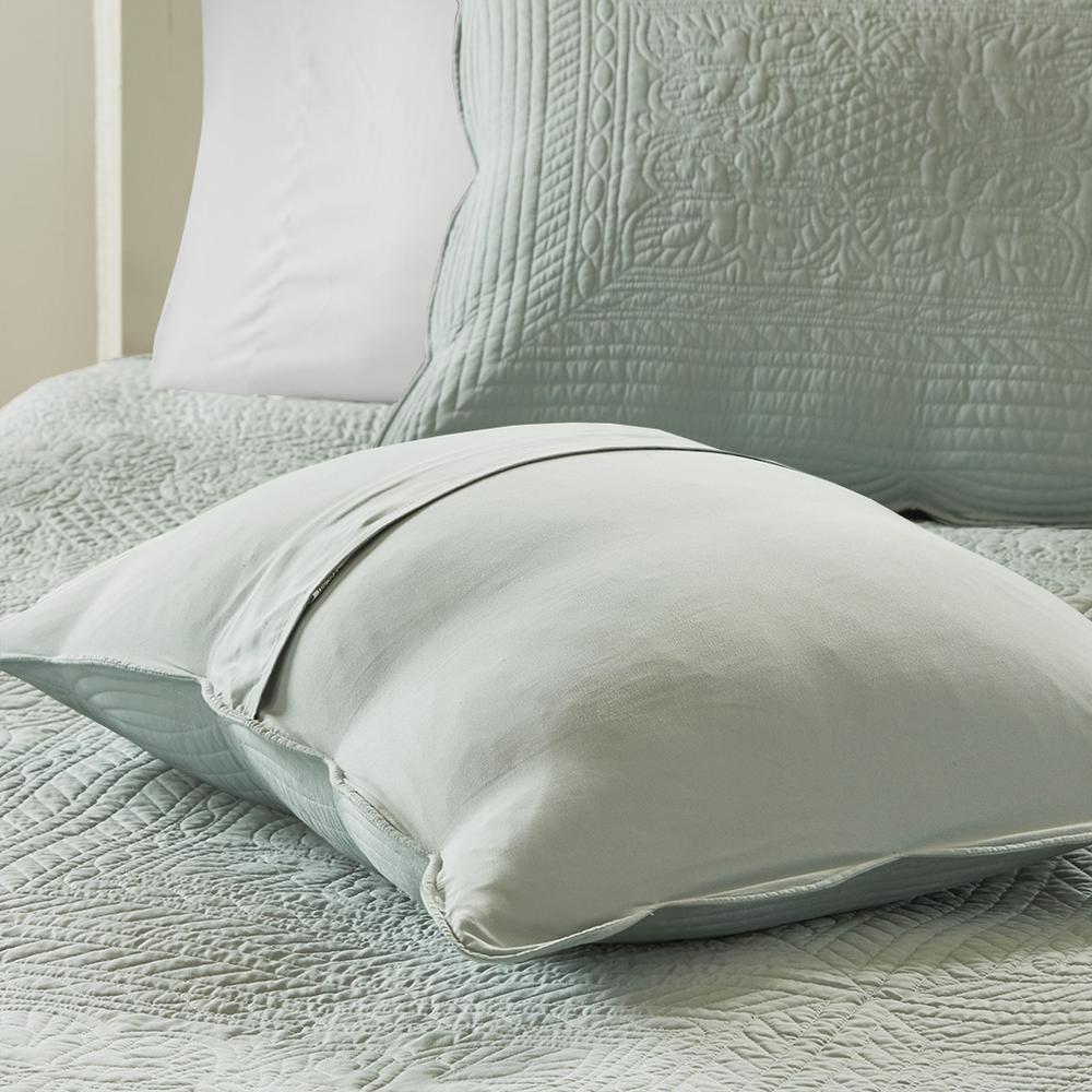 3 Piece Reversible Scalloped Edge Quilt Set. Picture 2