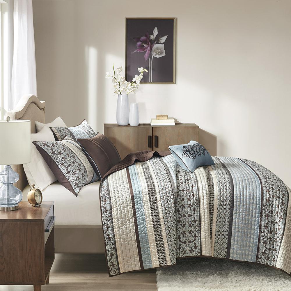 5 Piece Jacquard Quilt Set with Throw Pillows. Picture 3