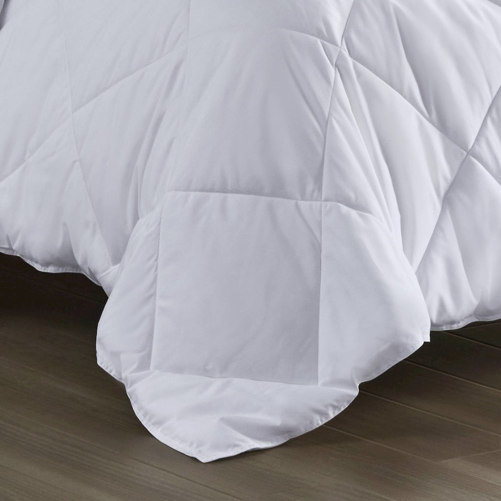 Cooling Touch Oversized Down Alternative Comforter in White Color. Picture 4
