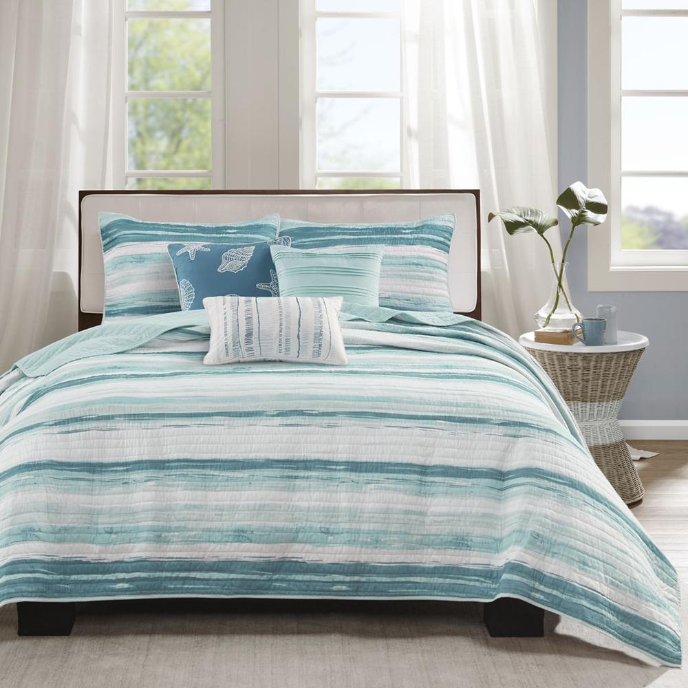 6 Piece Printed Quilt Set with Throw Pillows. Picture 3