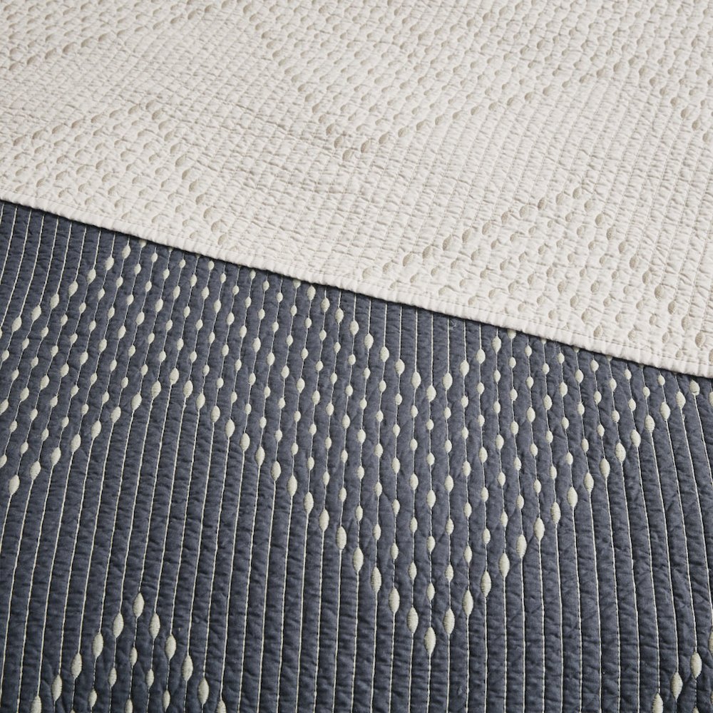 3 Piece Embroidered Cotton Quilt Set. Picture 1