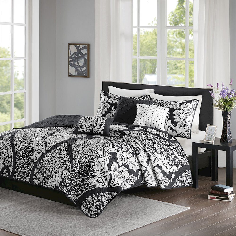 6 Piece Printed Cotton Quilt Set with Throw Pillows. Picture 4