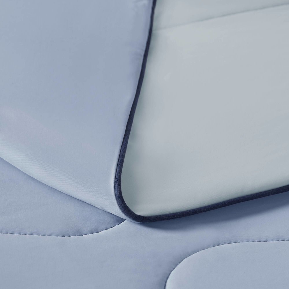 Cooling Lightweight Down Alternative Comforter. Picture 2