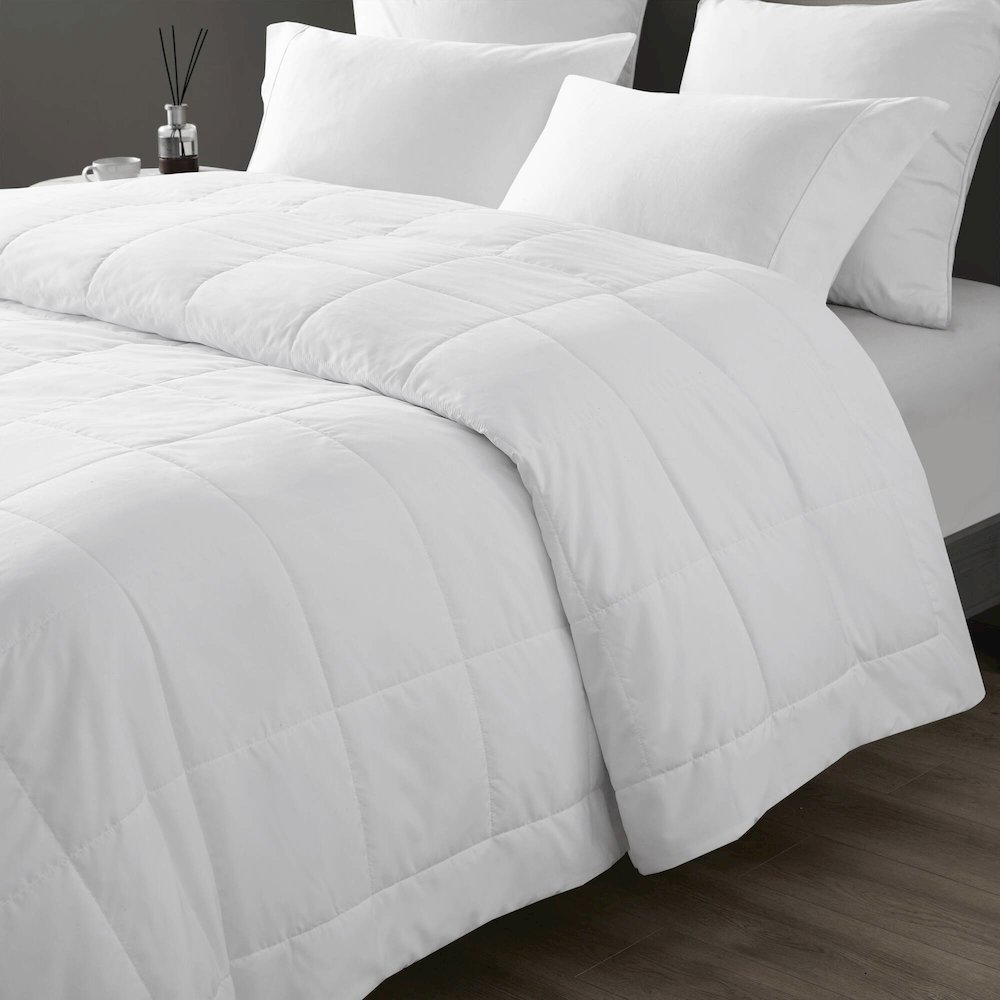 Cooling Touch Down Alternative Blanket in White Color. Picture 5