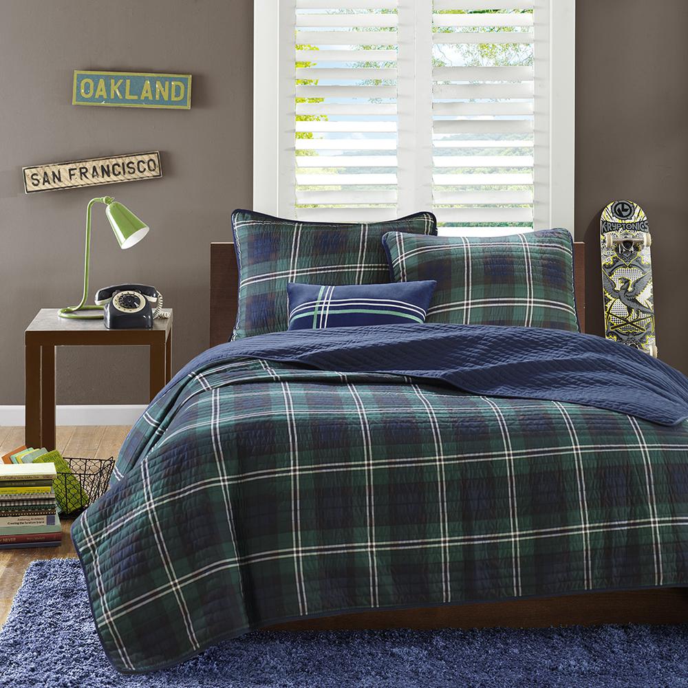 Reversible Quilt Set with Throw Pillow. Picture 1