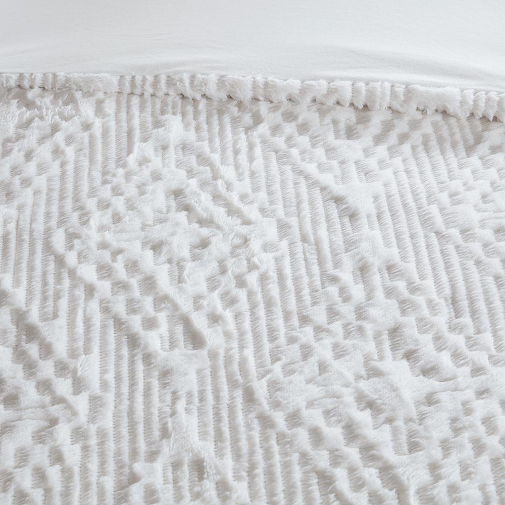 Embroidered Plush Quilt Set. Picture 1