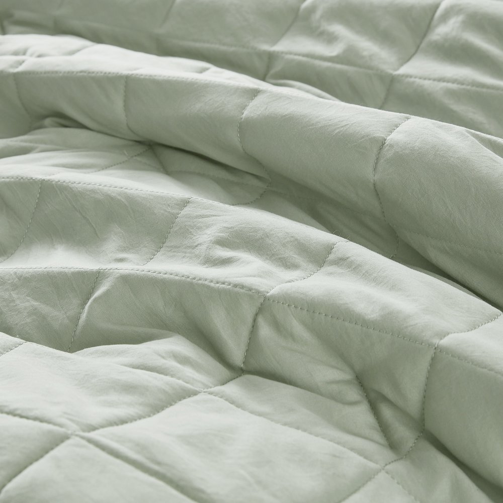 Diamond Quilted Ruffle Edge Comforter Set. Picture 3