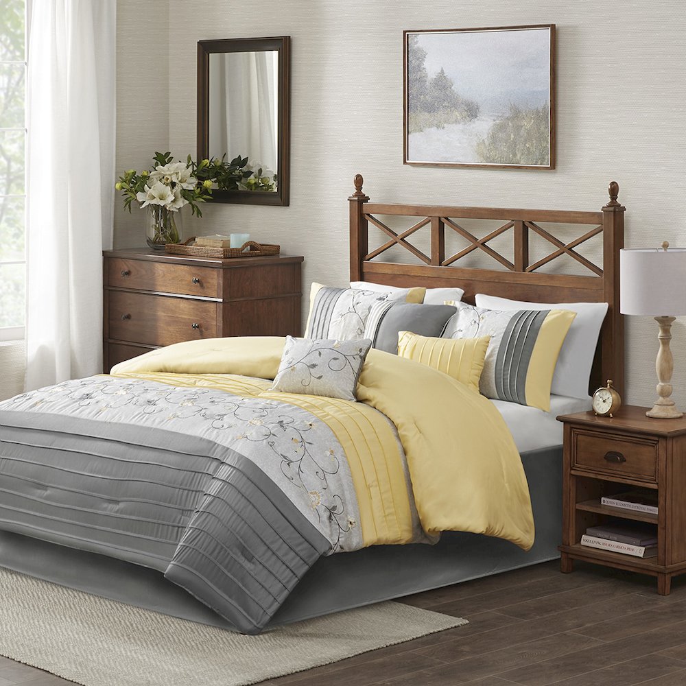 Embroidered 7 Piece Comforter Set. Picture 4