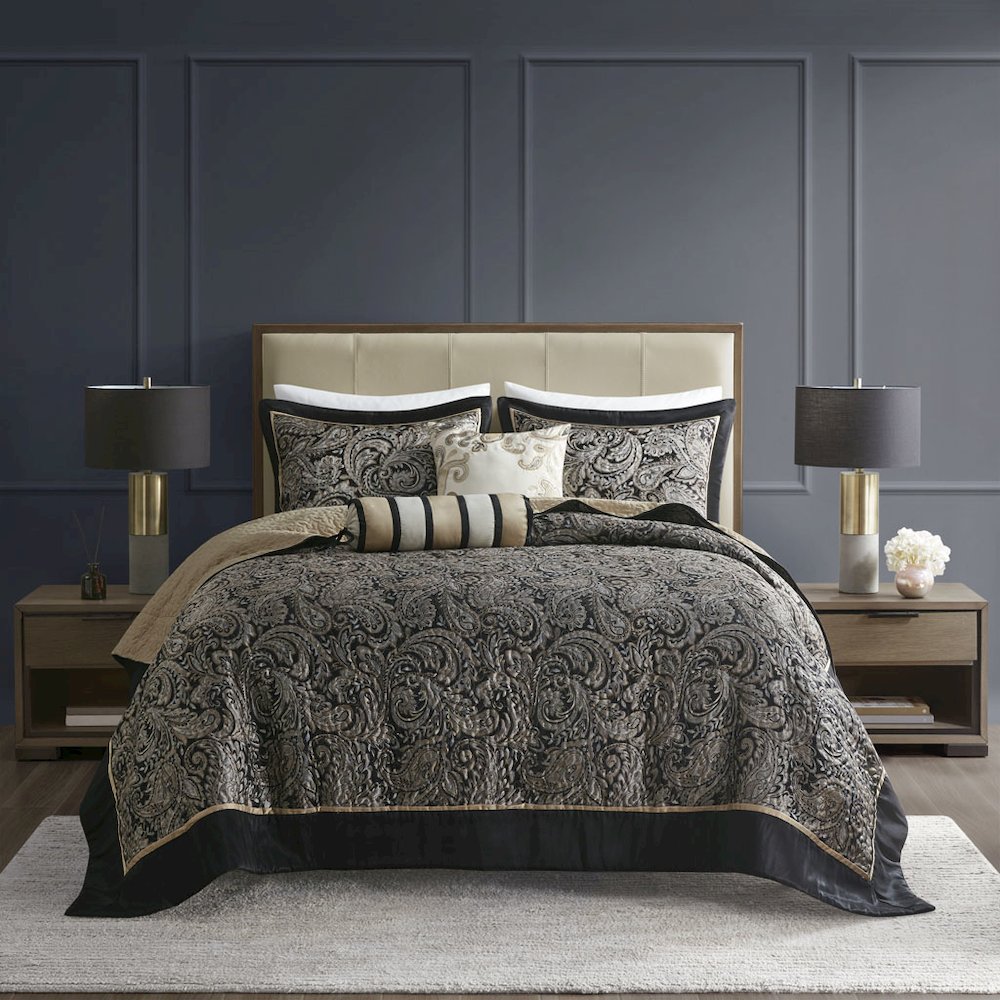 5 Piece Jacquard Bedspread Set with Throw Pillows. Picture 1