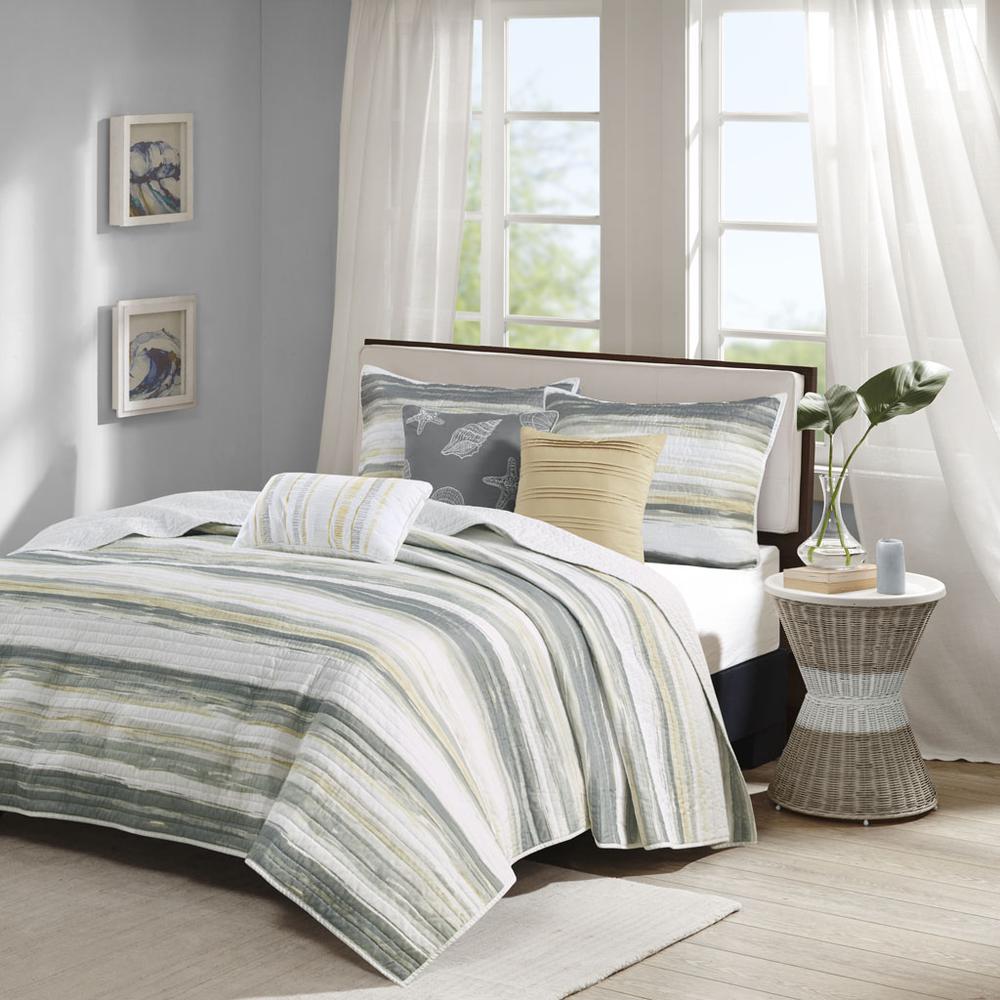 6 Piece Printed Quilt Set with Throw Pillows. Picture 4