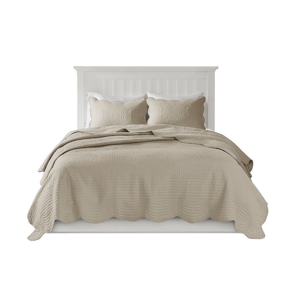 3 Piece Reversible Scalloped Edge Quilt Set. Picture 1