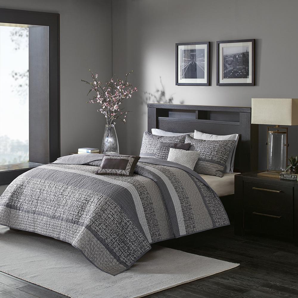 6 Piece Reversible Jacquard Quilt Set with Throw Pillows. Picture 4