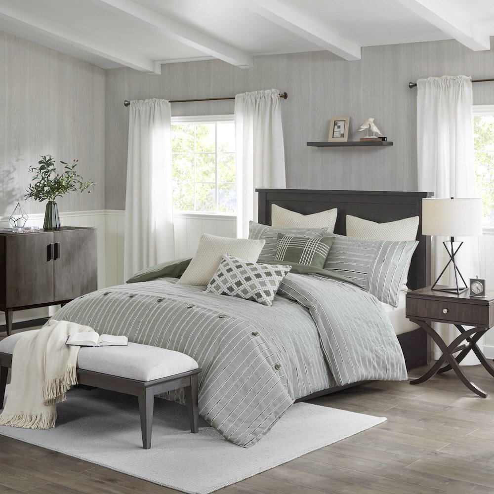 Oversized Cotton Clipped Comforter Set with Euro Shams and Throw Pillows. Picture 1