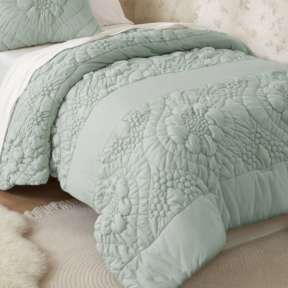 Elise Comforter Set, Sage color. Picture 5