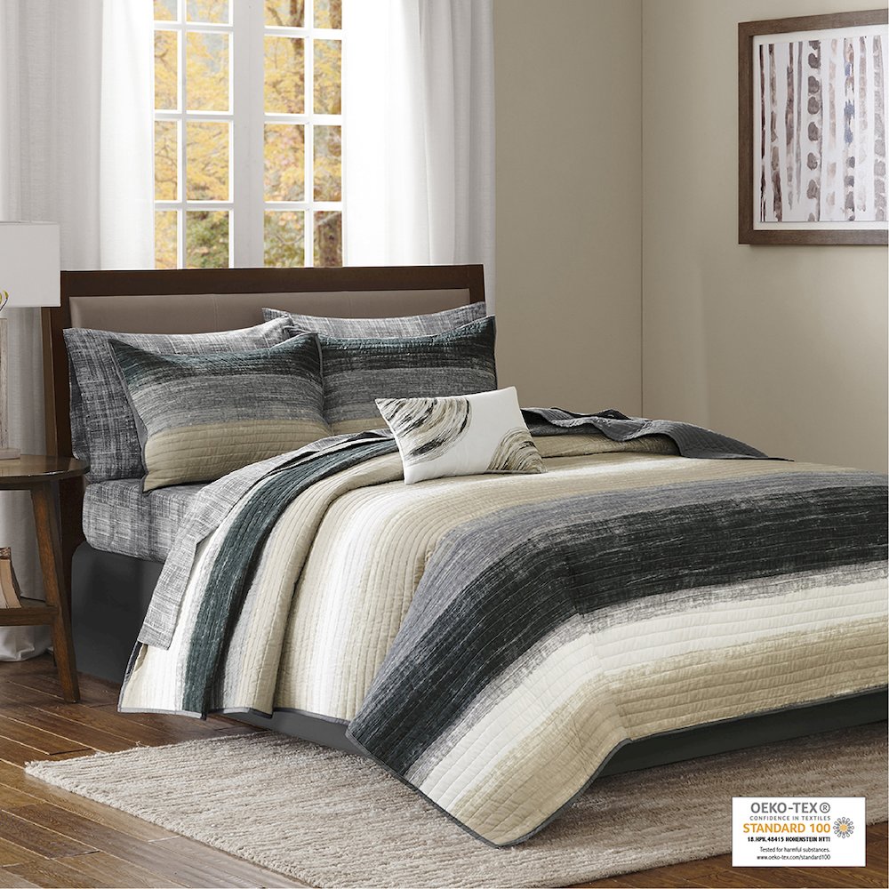 8 Piece Quilt Set with Cotton Bed Sheets. Picture 1