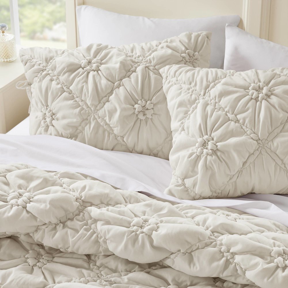 Lily 3PCS Comforter Set, Ivory color. Picture 3