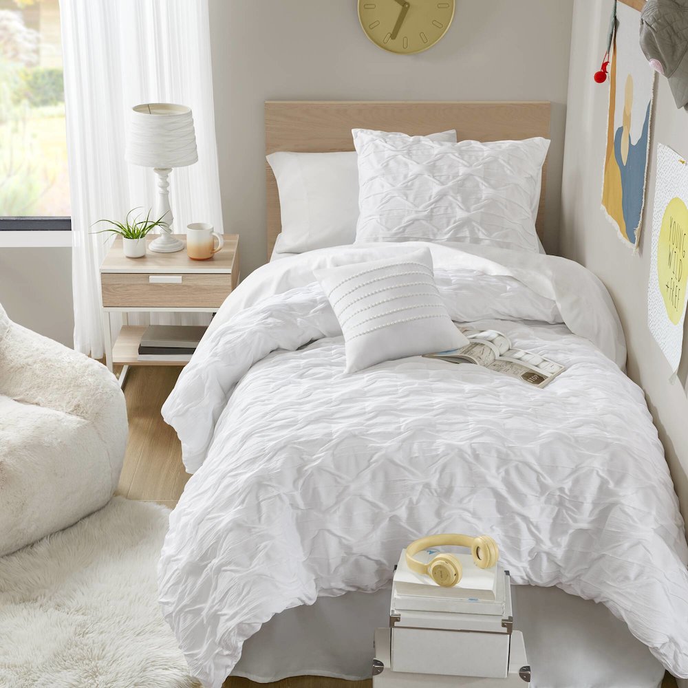 Bailey Diamond Pucker Woven Comforter Set, White color. Picture 2